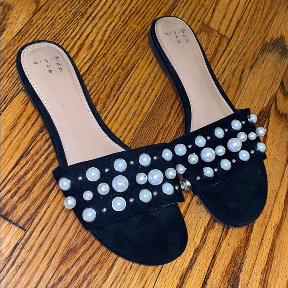 Pearl sandals
